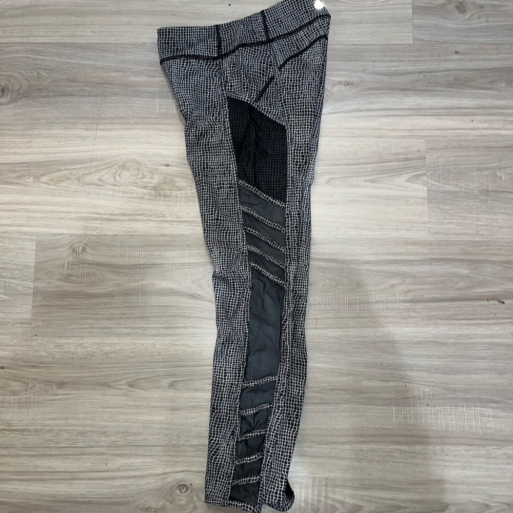 Black and white patterned lulu lemon leggings